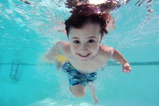 Enfant piscine
